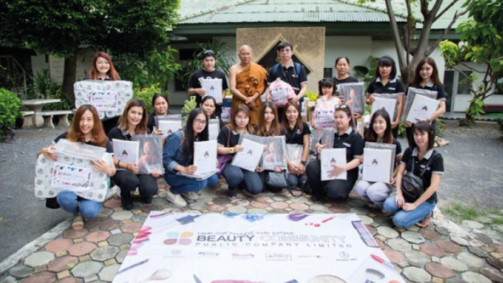 Support donation of cosmetics, shrouds at Phrabatnampu temple, Lopburi province.